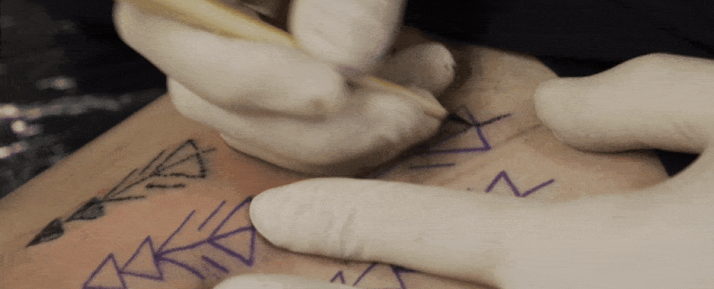 “Exploring the Enigma of Ötzi The Iceman’s Tattoos: Artist Undergoes Self-Tattooing”